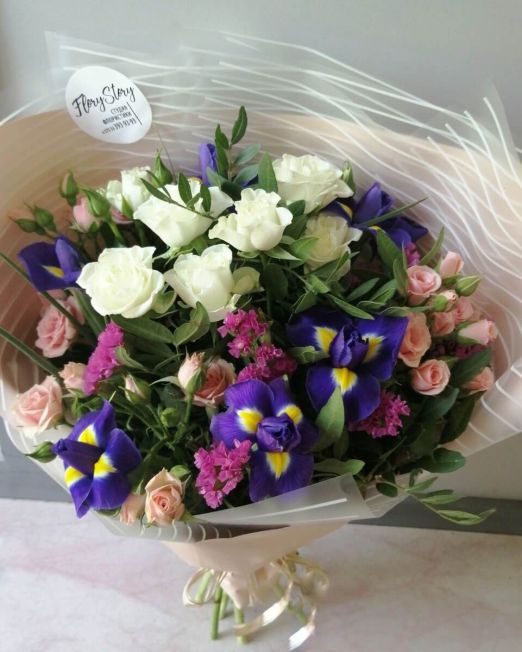 Букет c ирисами и кустовой розой 350