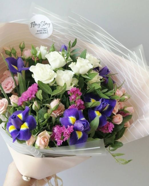 букет с ирисами и кустовой розой