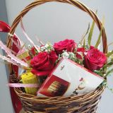 Подарочная корзина со сладостями и цветами 359