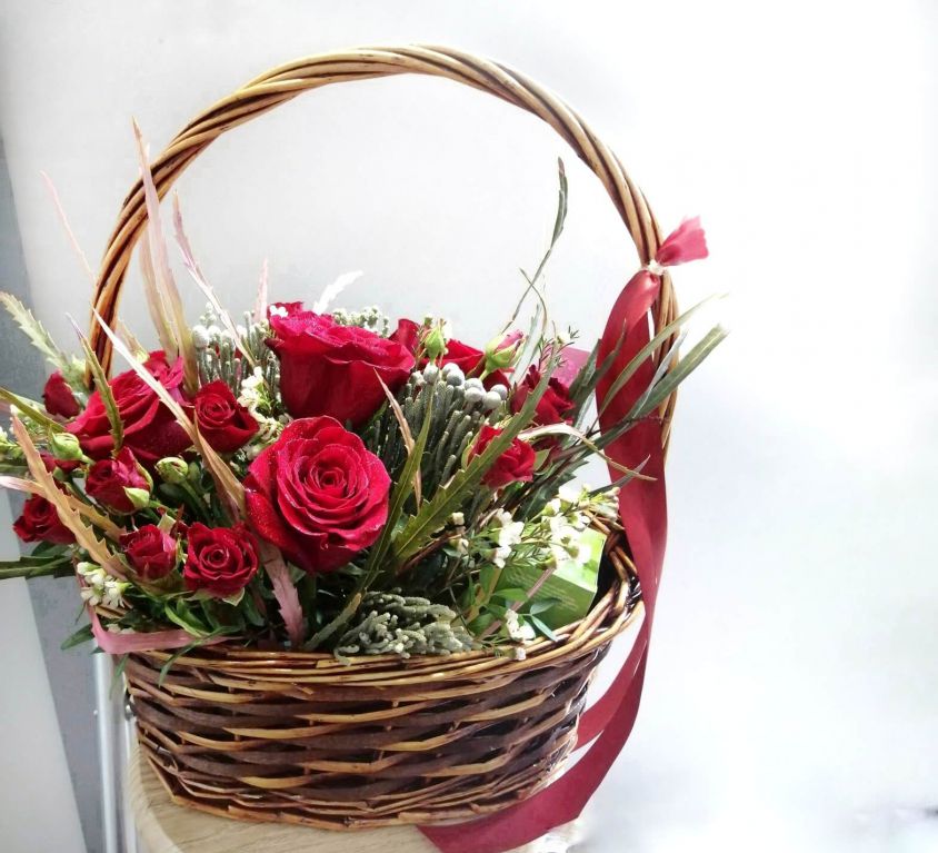 Подарочная корзина со сладостями и цветами 359