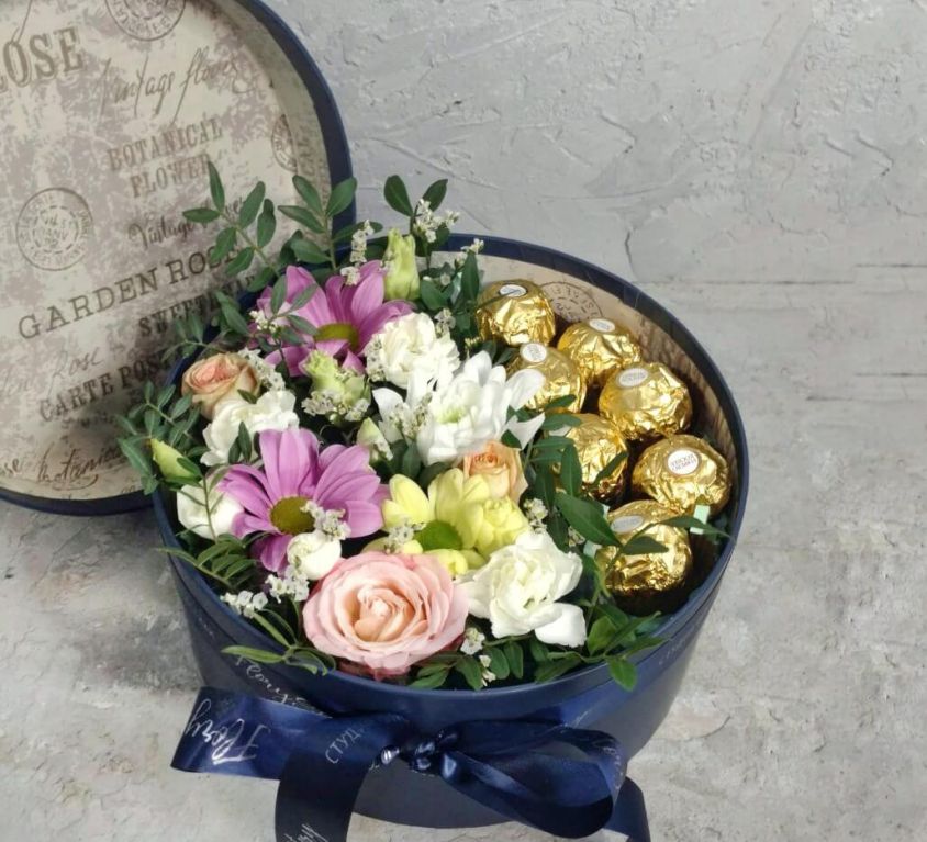 Коробка шляпная с цветами и конфетами фереро 436
