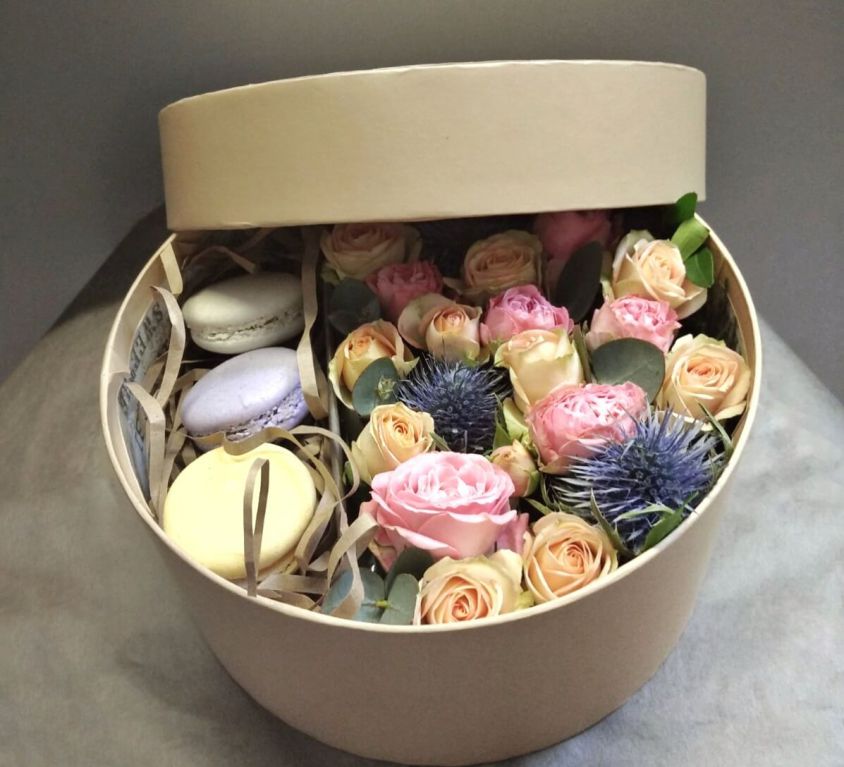 Коробка шляпная с цветами и макаронс 370