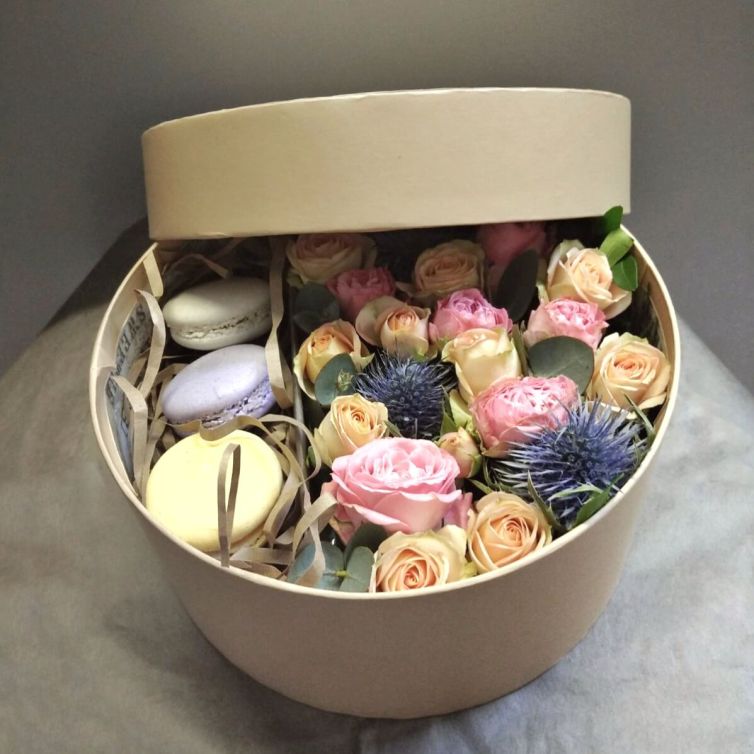 Коробка шляпная с цветами и макаронс 370