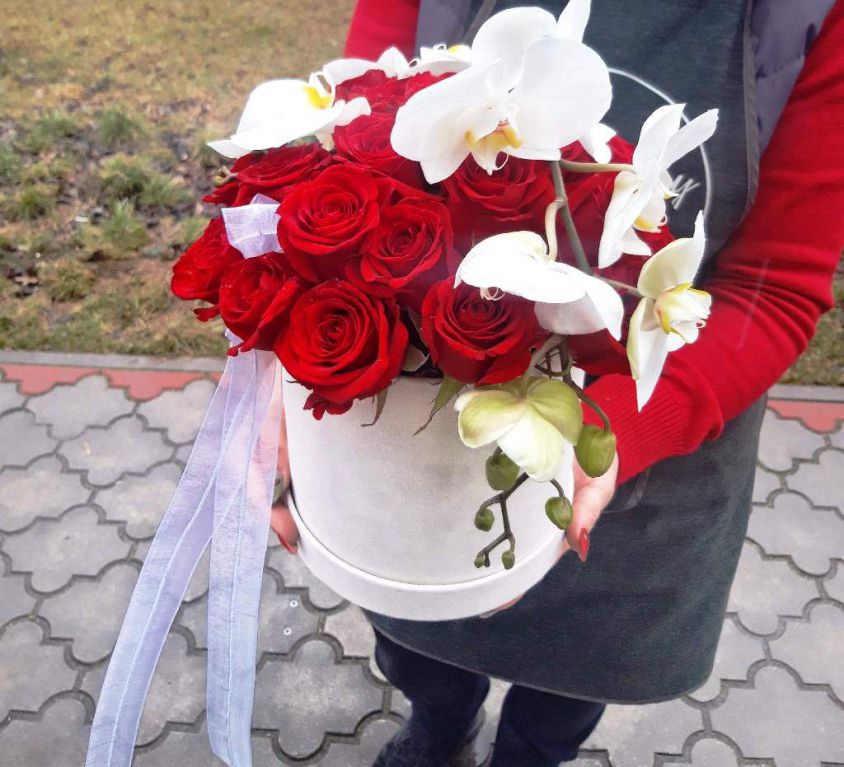 Коробка шляпная бархатная с розами и орхидеей 356