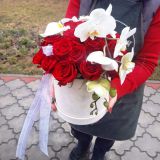 Коробка шляпная бархатная с розами и орхидеей 356