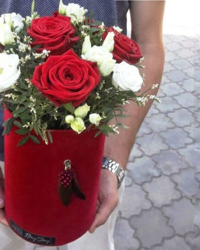 Коробка шляпная бархатная с красными и белыми розами 364