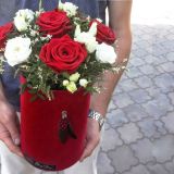 Коробка шляпная бархатная с красными и белыми розами 364