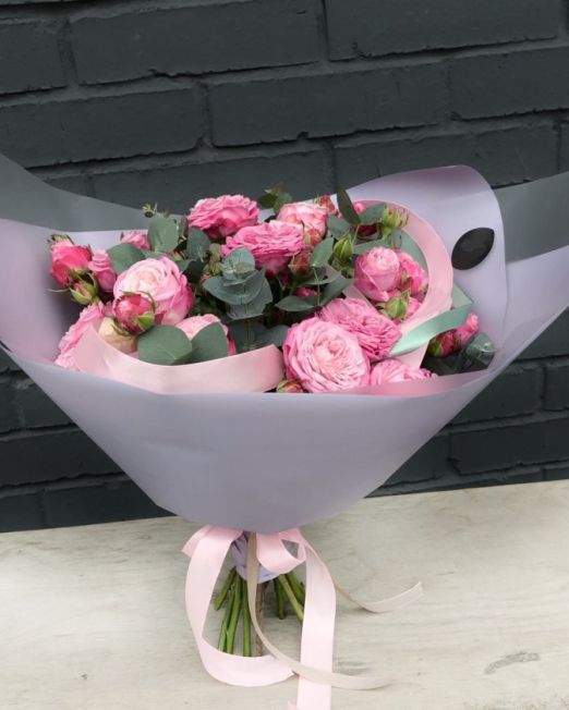 букет из пионовидных роз бомбастик и эвкалипта