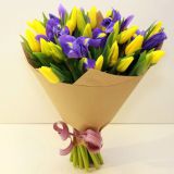 Букет сборный из желтых тюльпанов и ирисов 179