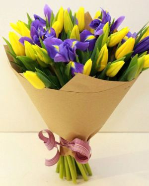Букет сборный из желтых тюльпанов и ирисов 179