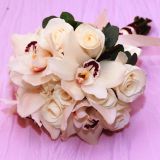 Свадебный букет невесты из белых роз и орхидеи 708