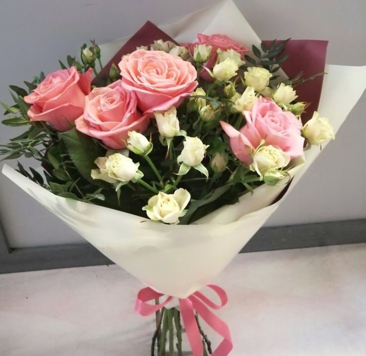 Букет с розовыми и персиковыми розами 0165