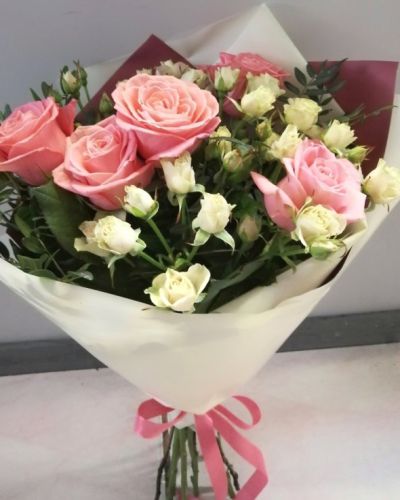 Букет с розовыми и персиковыми розами 0165