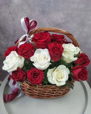 Корзина с красными и белыми розами- 474