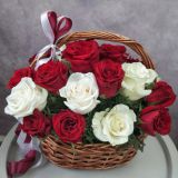 Корзина с красными и белыми розами- 474