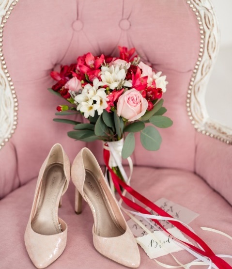 Свадебный букет невесты из роз, альстромерий, фрезий — 700