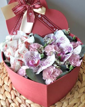 Сердце с орхидеей и конфетами в коробке размер S- 163
