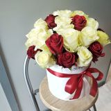 Шляпная коробка с красными и белыми розами 041