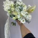 Свадебный букет невесты в белых оттенках с антуриумом — 735