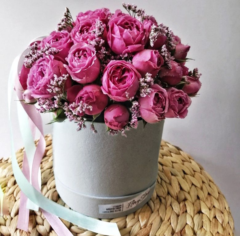 Коробка шляпная бархатная с пионовидными розами 521