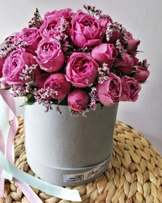 коробка шляпная с пионовидными розами бархатная