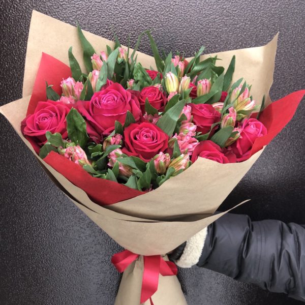 Букет из розовых роз и альстромерий — 528