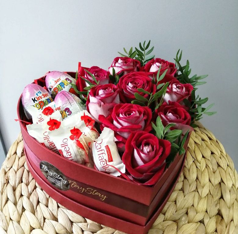 Сердце с цветами и сладостями в коробке 451