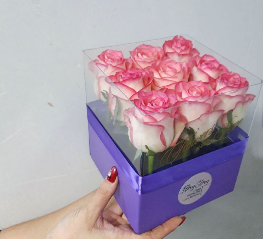 Розы в квадратной коробке 482