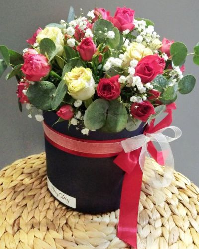 Коробка шляпная с кустовыми розами в красно-белой гамме 481