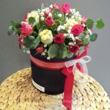 Коробка шляпная с кустовыми розами в красно-белой гамме 481