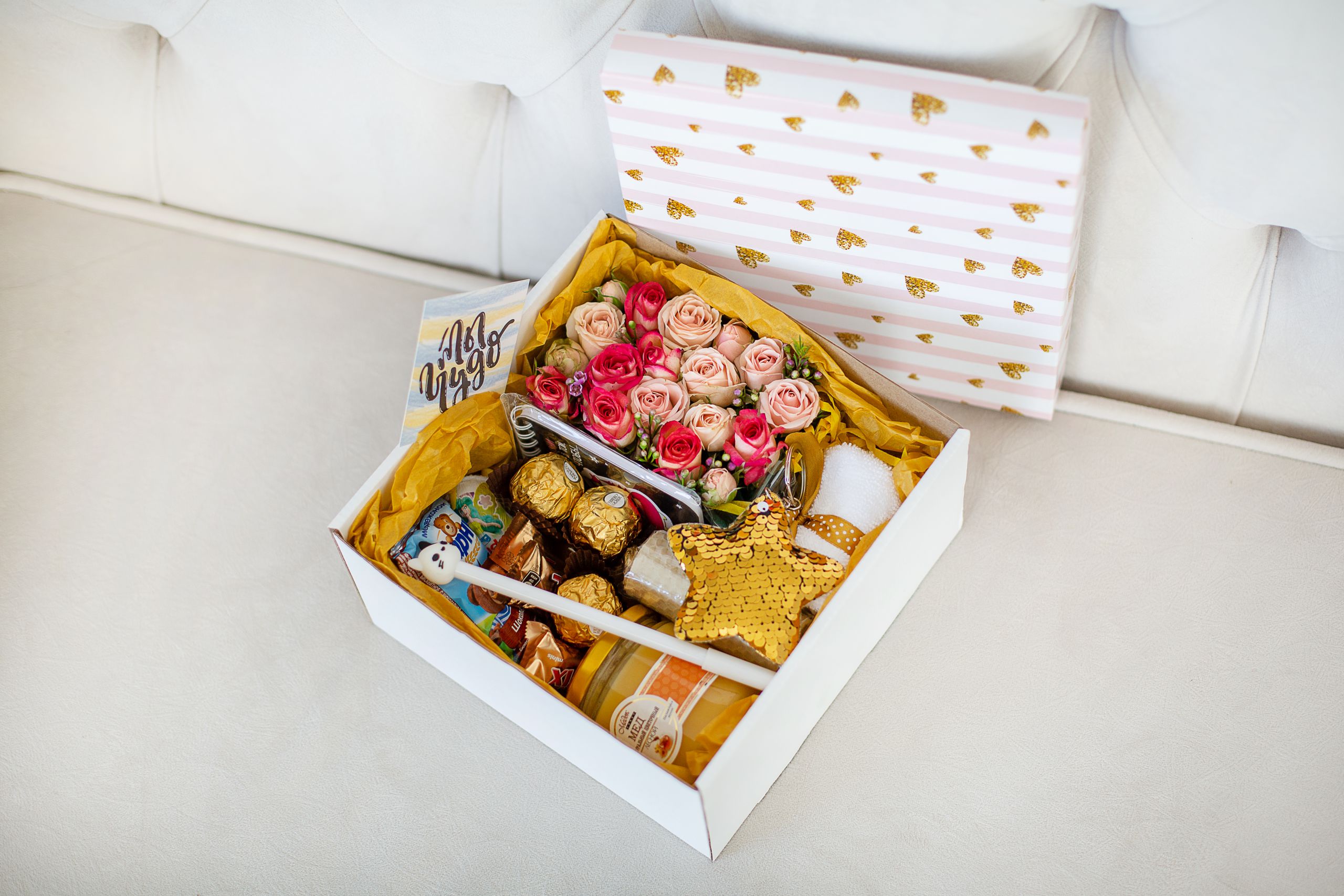 Подарочный набор с цветами и сладостями 