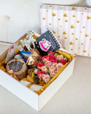 Подарочный набор с цветами, сладостями «ЕДИНОРОГ» 493