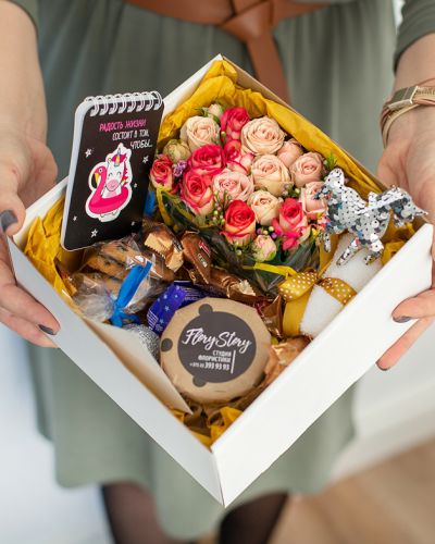 Подарочный набор с цветами, сладостями «ЕДИНОРОГ» 493