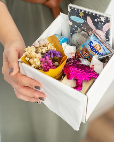 Подарочный набор с букетиком, сладостями (мини-версия) 495