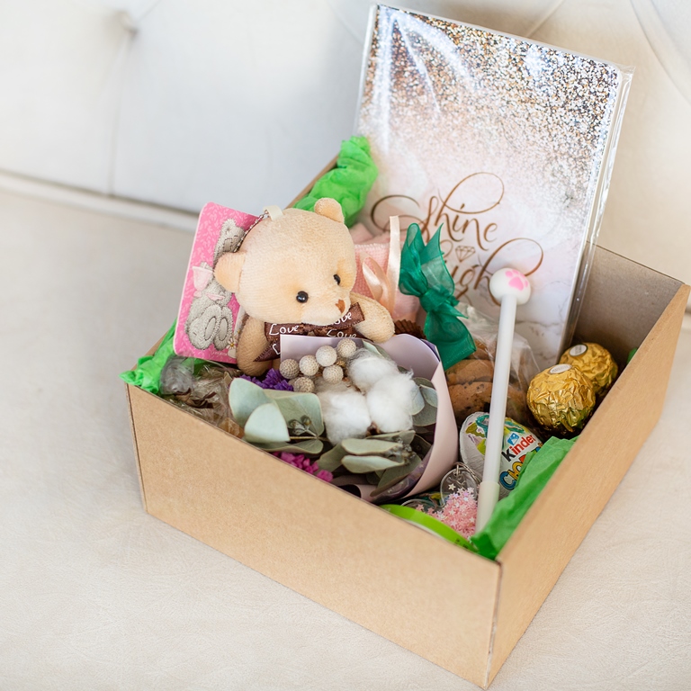 Подарочный набор с игрушкой, букетиком, сладостями «Медвежонок Тедди» 490