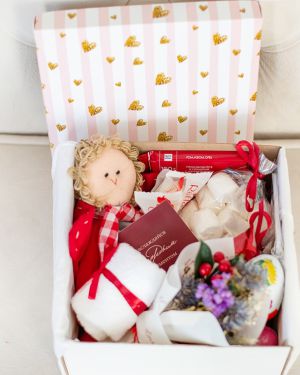 Подарочный набор с игрушкой, букетиком, сладостями «В бело-красных тонах» 489