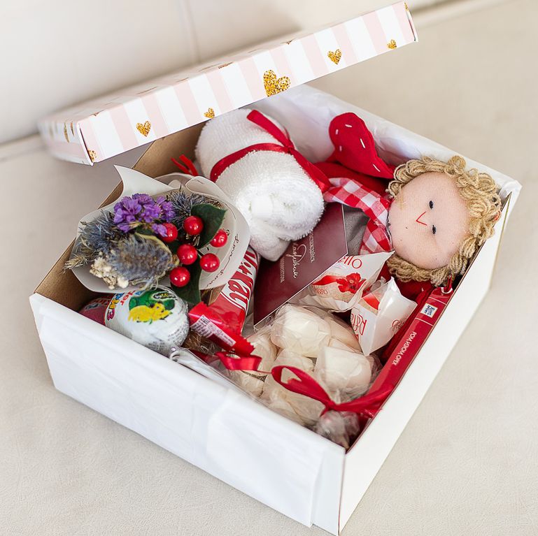 Подарочный набор с игрушкой, букетиком, сладостями «В бело-красных тонах» 489