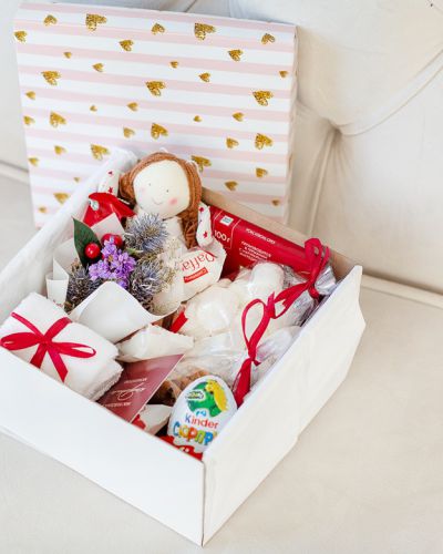 Подарочный набор с игрушкой, сладостями «В бело-красных тонах» 487