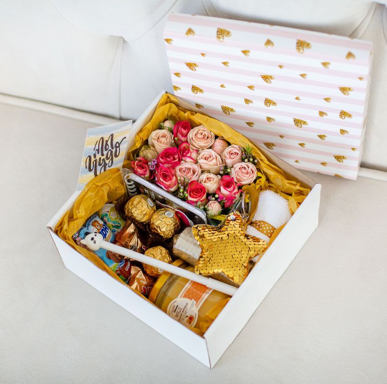 Подарочный набор с цветами и сладостями «Медовая коробка» 483