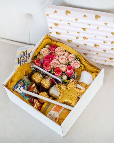 Подарочный набор с цветами и сладостями «Медовая коробка» 483