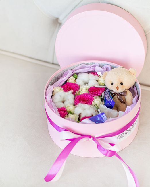 подарочный набор шляпная коробка с цветам, игрушкой, сладостями в Бресте8102