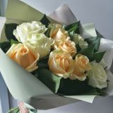 Букет из 11 персиковых и белых роз — 572