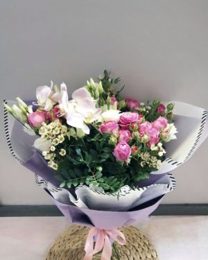 Букет из пионовидной розы и орхидеи фаленопсис 592