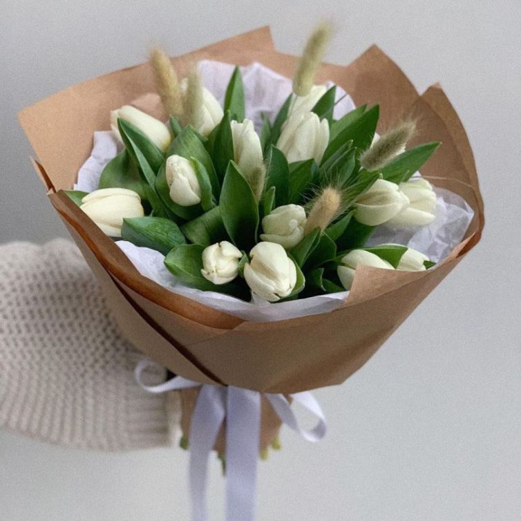 Букет сборный из 15 белых тюльпанов и лагуруса — 586