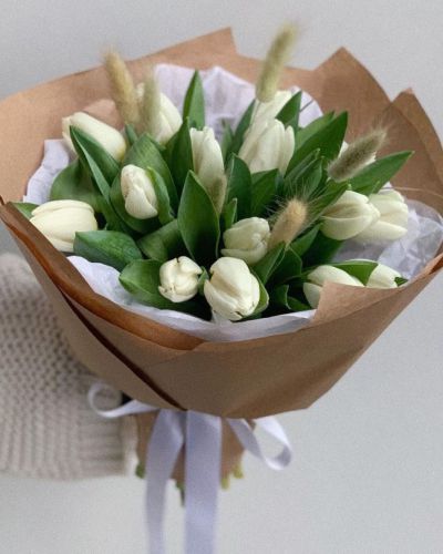 Букет сборный из 15 белых тюльпанов и лагуруса — 586