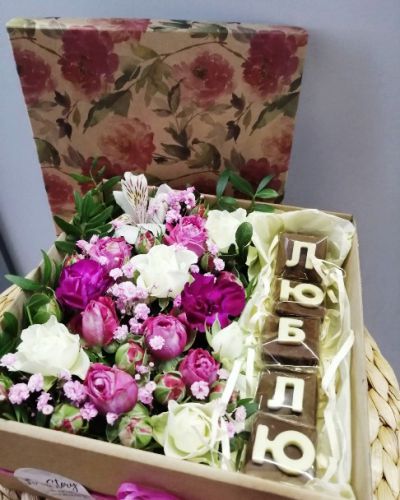 Коробка с цветами и шоколадными буквами 615