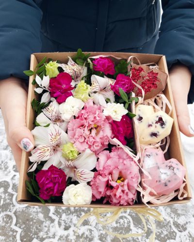 Коробка с цветами и шоколадными сердцами 608