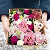 Коробка с цветами и шоколадными сердцами 608