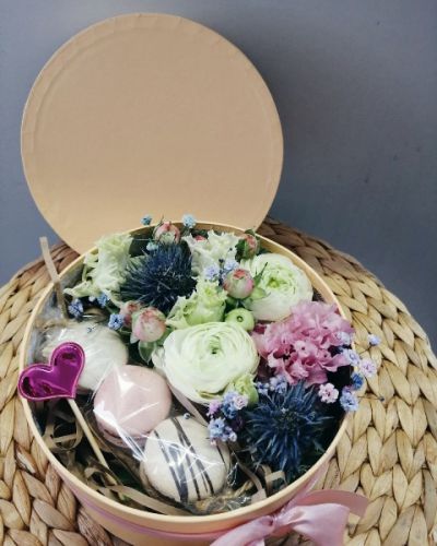 Коробка шляпная с цветами и макаронс 605