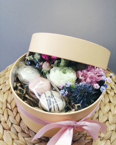 Коробка шляпная с цветами и макаронс 605
